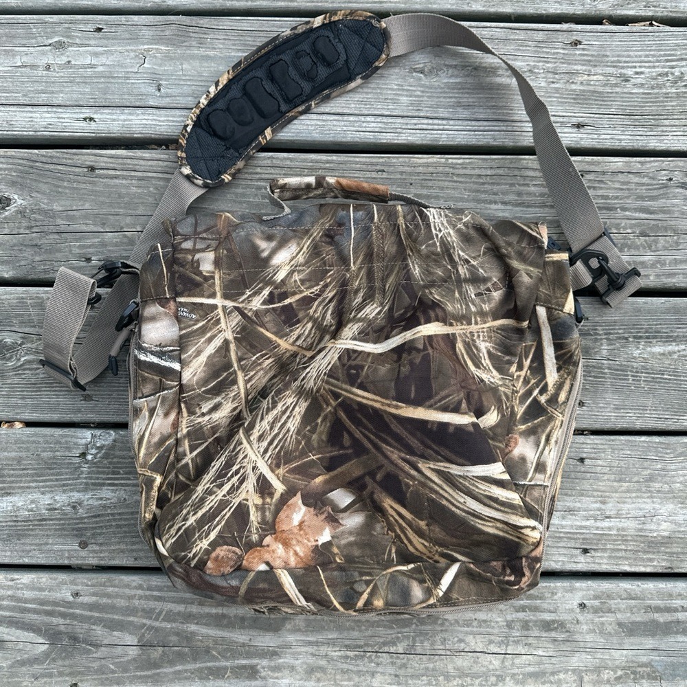 Ducks Unlimited Very Nice Avery Camouflage Men's Messenger Bag - Picture 4 of 5